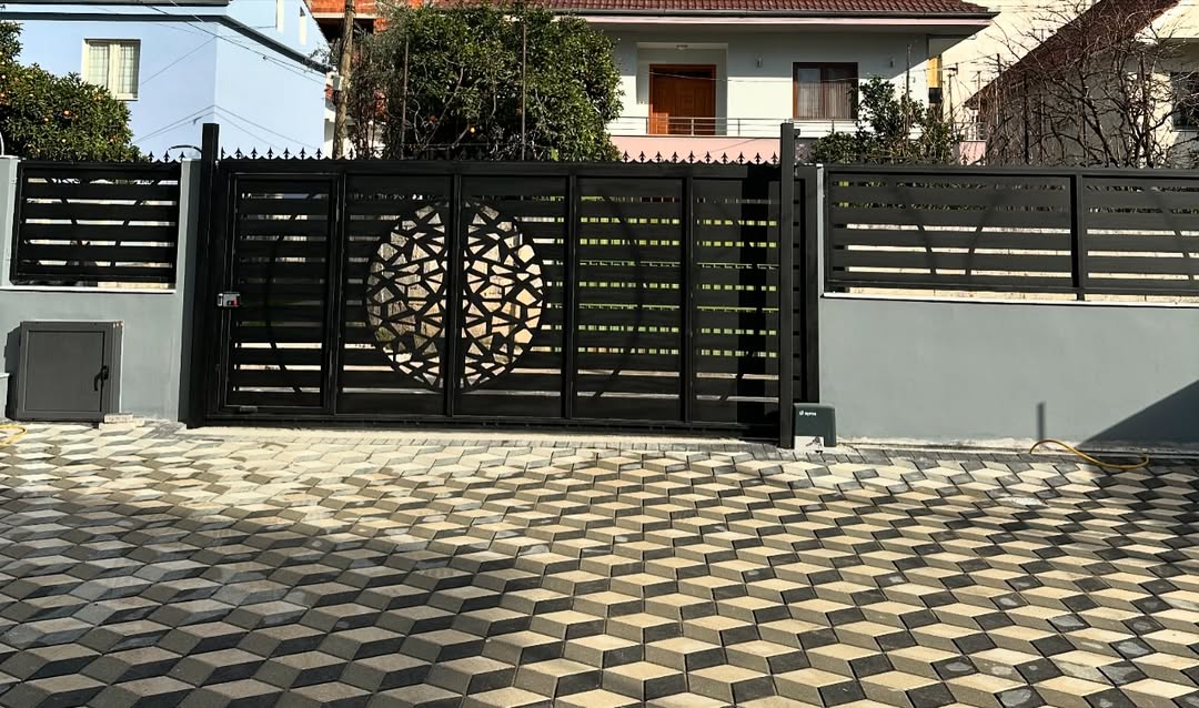 Portë rrëshqitëse me panel dekorativ